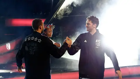 Marc Gasol saluda a Pau Gasol antes del All Star de Nueva York Marc Gasol saluda a Pau Gasol antes del All Star de Nueva York