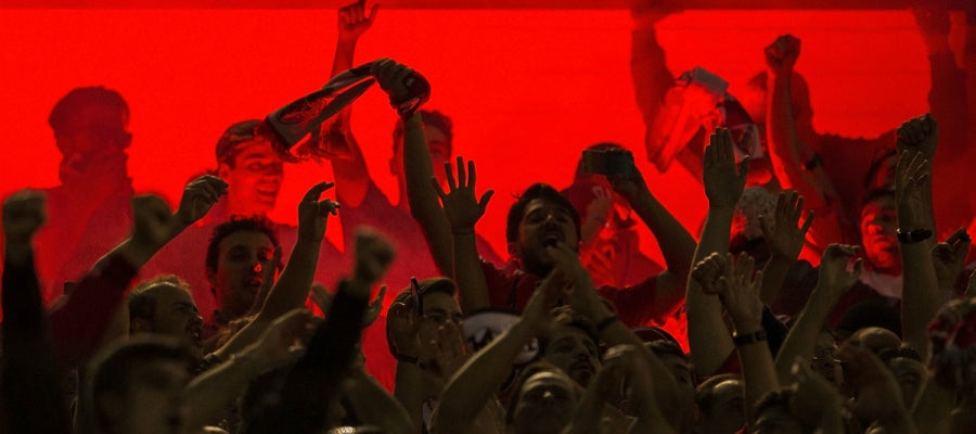 Los aficionados del Benfica, durante el partido contra el Atlético de Madrid Los aficionados del Benfica, durante el partido contra el Atlético de Madrid