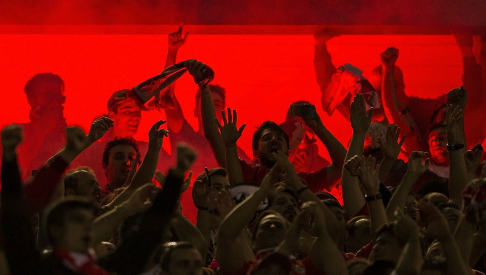 Los aficionados del Benfica, durante el partido contra el Atlético de Madrid
