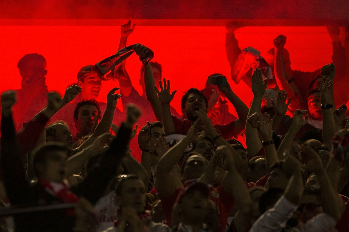 UEFA multa al Atlético con 11.000 euros y al Benfica con 20.000 por lanzamiento de bengalas UEFA multa al Atlético con 11.000 euros y al Benfica con 20.000 por lanzamiento de bengalas