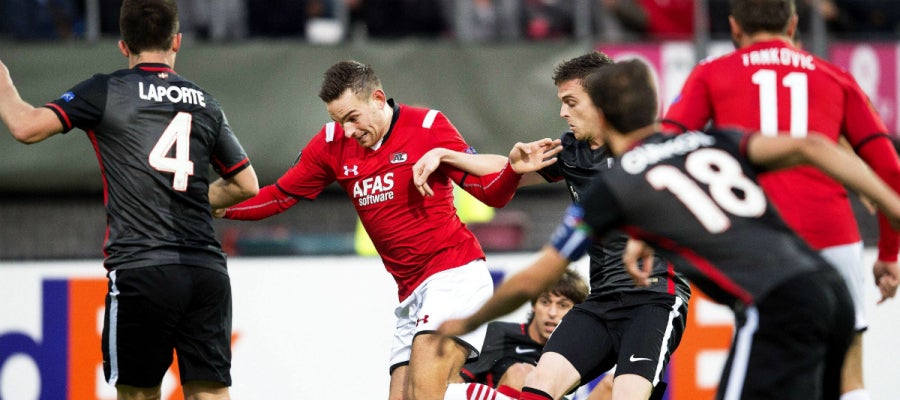 Vincent Janssen intenta zafarse de la defensa del Athletic Vincent Janssen intenta zafarse de la defensa del Athletic