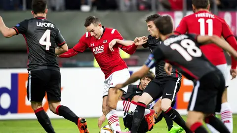Vincent Janssen intenta zafarse de la defensa del Athletic Vincent Janssen intenta zafarse de la defensa del Athletic