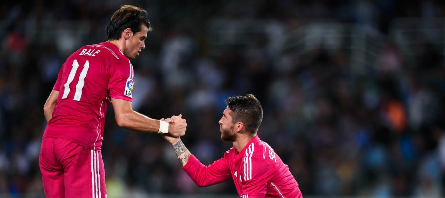 Gareth Bale ayuda a Sergio Ramos a levantarse Gareth Bale ayuda a Sergio Ramos a levantarse