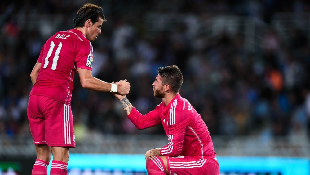 Gareth Bale ayuda a Sergio Ramos a levantarse