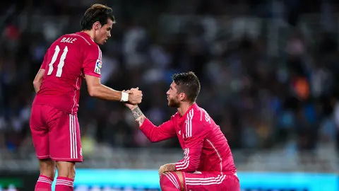 Gareth Bale ayuda a Sergio Ramos a levantarse Gareth Bale ayuda a Sergio Ramos a levantarse
