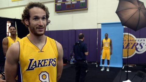 Marcelinho Huertas posa con la camiseta de los Lakers