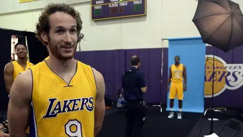 Marcelinho Huertas posa con la camiseta de los Lakers Marcelinho Huertas posa con la camiseta de los Lakers