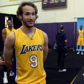 Marcelinho Huertas posa con la camiseta de los Lakers