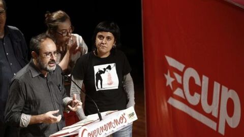 Antonio Ba&ntilde;os junto a Anna Gabriel