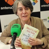 Matilde Asensi durante una entrevista con Onda Cero
