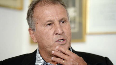 Zico, atendiendo a los medios de comunicaci&oacute;n