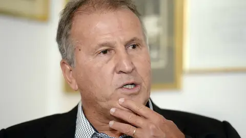 Zico, atendiendo a los medios de comunicación Zico, atendiendo a los medios de comunicación