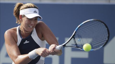 Garbi&ntilde;e Muguruza golpea una bola de rev&eacute;s