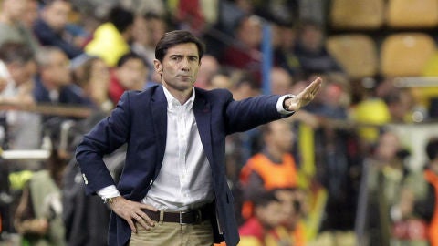 Marcelino da indicaciones durante el partido
