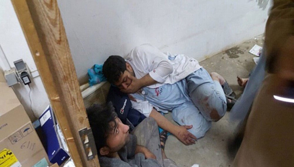 Trabajadores de MSF tras el ataque al hospital de Kunduz