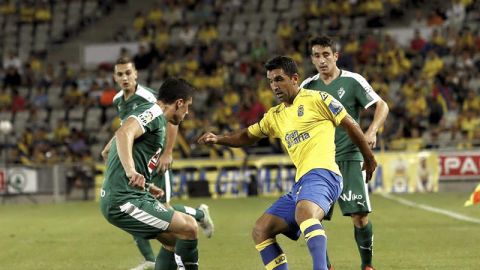  El centrocampista argentino de la U. D. Las Palmas Juan Culio, controla el bal&oacute;n ante el defensa del Eibar, Ander Capa