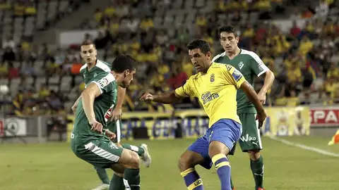El centrocampista argentino de la U. D. Las Palmas Juan Culio, controla el balón ante el defensa del Eibar, Ander Capa El centrocampista argentino de la U. D. Las Palmas Juan Culio, controla el balón ante el defensa del Eibar, Ander Capa