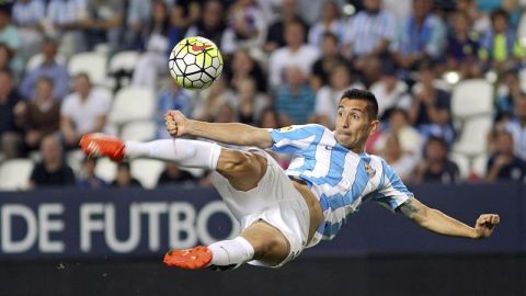  El delantero del M&aacute;laga, Charles D&iacute;as Barbosa, remata para conseguir el primer gol del equipo malacitano