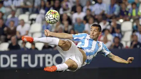 El delantero del Málaga, Charles Días Barbosa, remata para conseguir el primer gol del equipo malacitano El delantero del Málaga, Charles Días Barbosa, remata para conseguir el primer gol del equipo malacitano