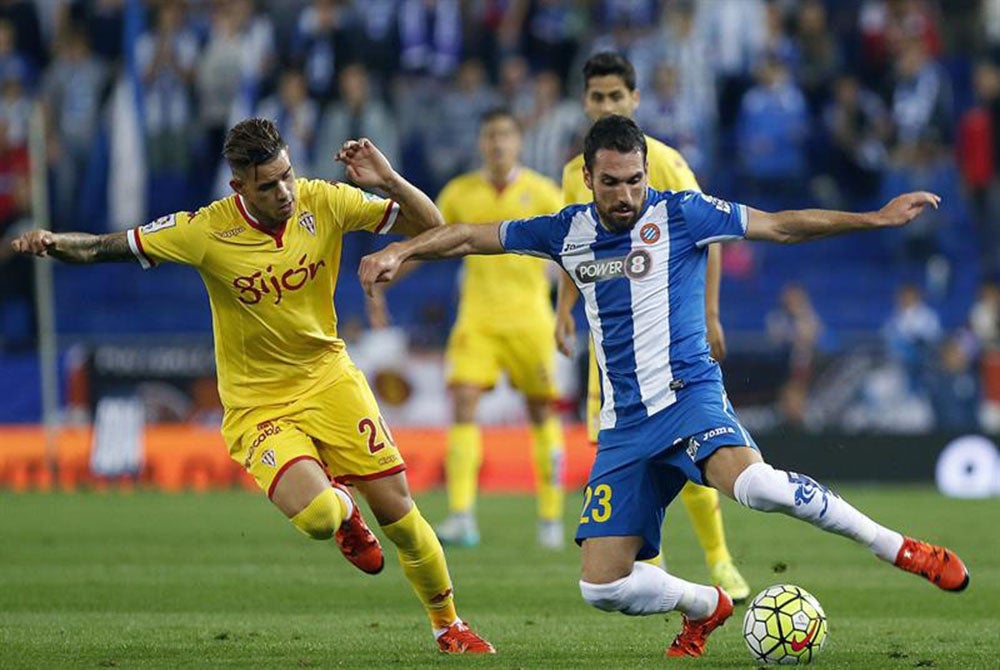 Espanyol 1 - 2 Sporting. Menéndez da la victoria al Sporting en Cornellá Espanyol 1 - 2 Sporting. Menéndez da la victoria al Sporting en Cornellá