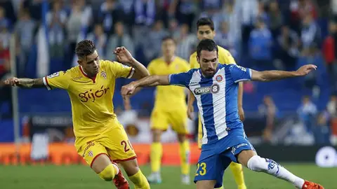 El defensa del RCD Espanyol, Anaitz Arbilla, intenta controlar el balón ante el delantero paraguayo del Sporting, Antonio Sanabria El defensa del RCD Espanyol, Anaitz Arbilla, intenta controlar el balón ante el delantero paraguayo del Sporting, Antonio Sanabria