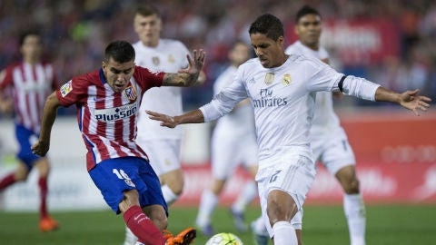 Correa y Varane luchan un bal&oacute;n en el Vicente Calder&oacute;n