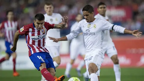 Correa y Varane luchan un balón en el Vicente Calderón Correa y Varane luchan un balón en el Vicente Calderón