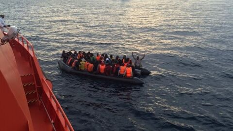 Patera con inmigrantes