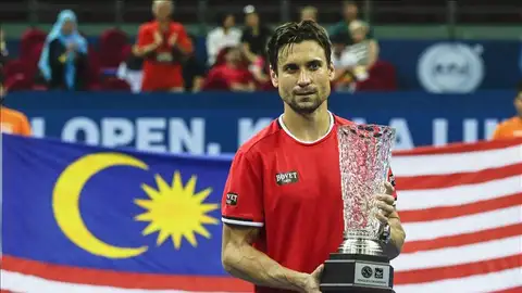 David Ferrer posa con el trofeo de Kuala Lumpur David Ferrer posa con el trofeo de Kuala Lumpur