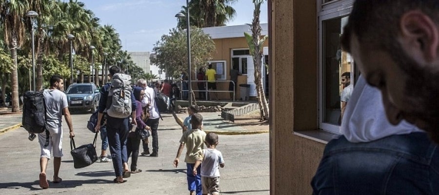 Un grupo de refugiados sirios entran en el CETI Un grupo de refugiados sirios entran en el CETI