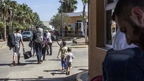 Un grupo de refugiados sirios entran en el CETI Un grupo de refugiados sirios entran en el CETI