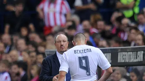 Benzema, cabizbajo tras ser sustituido Benzema, cabizbajo tras ser sustituido