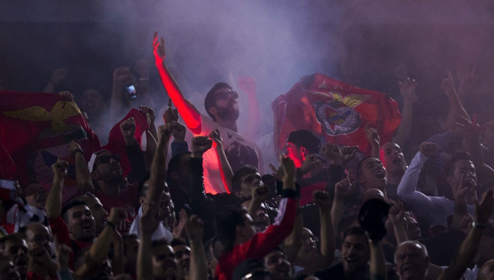 Aficionados del Benfica, durante el partido contra el Atlético de Madrid
