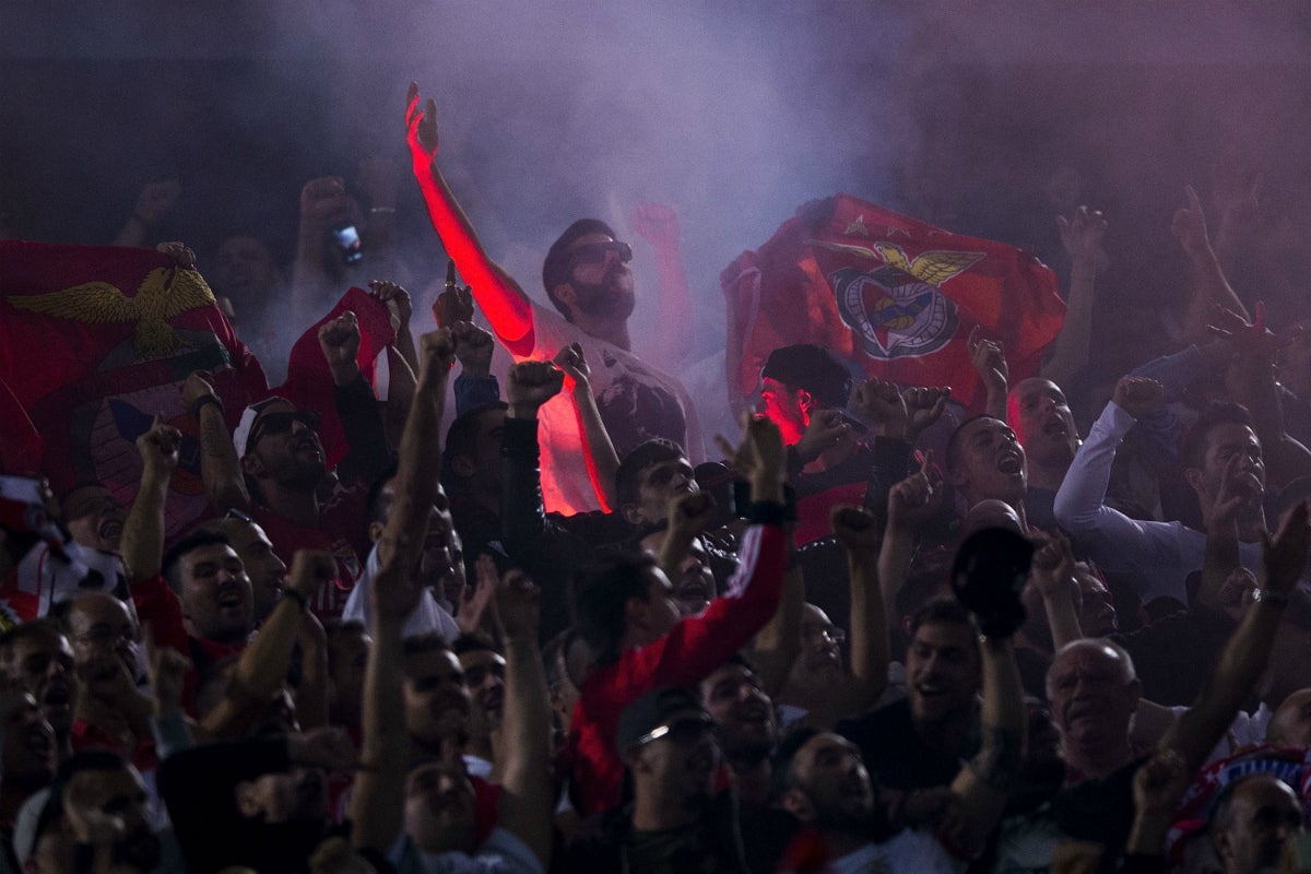 Antiviolencia propone 60.001 euros de multa para los seguidores del Benfica que lanzaron las bengalas Antiviolencia propone 60.001 euros de multa para los seguidores del Benfica que lanzaron las bengalas