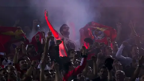 Aficionados del Benfica, durante el partido contra el Atlético de Madrid Aficionados del Benfica, durante el partido contra el Atlético de Madrid
