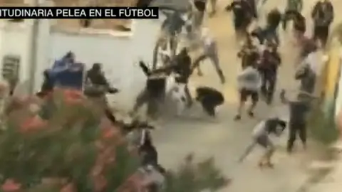 Pelea entre hinchas radicales de Cádiz B y Xerez CD Pelea entre hinchas radicales de Cádiz B y Xerez CD