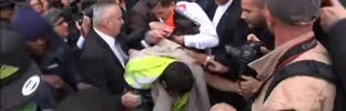 Trabajadores de Air France agreden a directivos de la aerolínea cuando anunciaban despidos Trabajadores de Air France agreden a directivos de la aerolínea cuando anunciaban despidos
