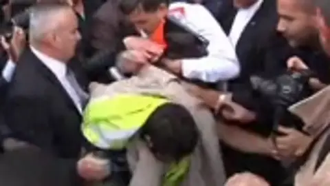 Trabajadores de Air France agreden a directivos Trabajadores de Air France agreden a directivos