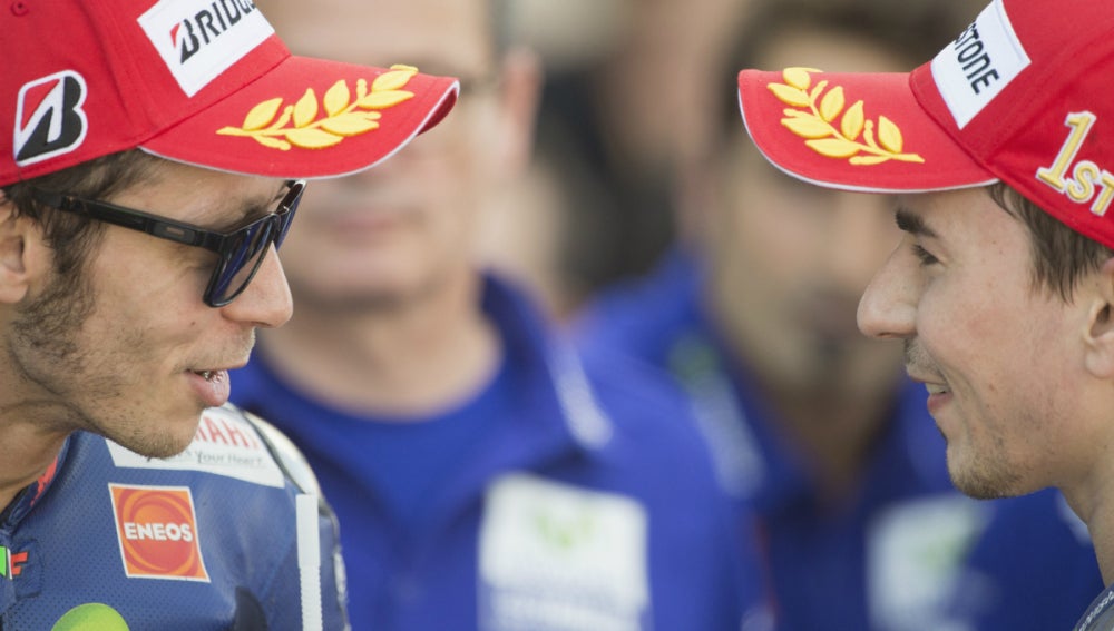 Valentino Rossi y Jorge Lorenzo dialogan tras una carrera