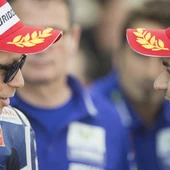 Valentino Rossi y Jorge Lorenzo dialogan tras una carrera Valentino Rossi y Jorge Lorenzo dialogan tras una carrera