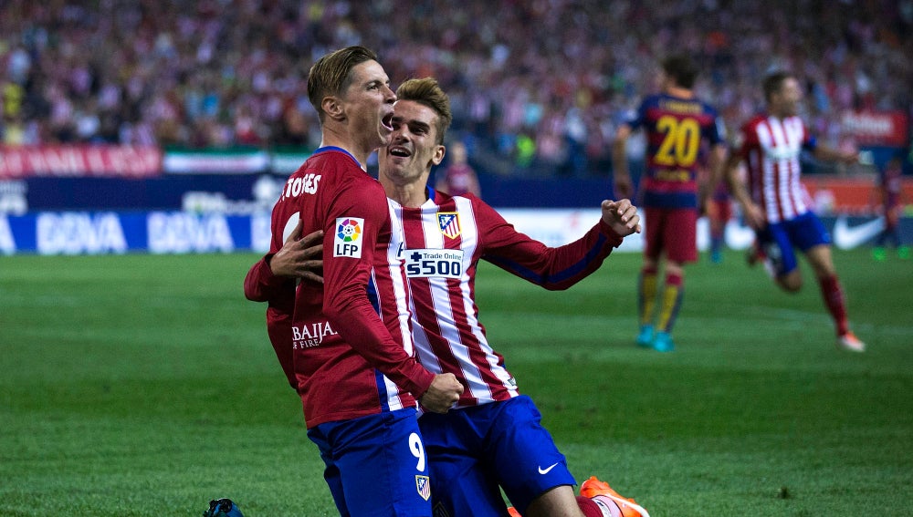 Fernando Torres y Griezmann celebrando un gol frente al F.C Barcelona