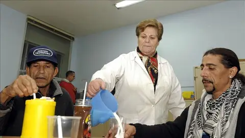 Una voluntaria de Cáritas en un comedor Una voluntaria de Cáritas en un comedor