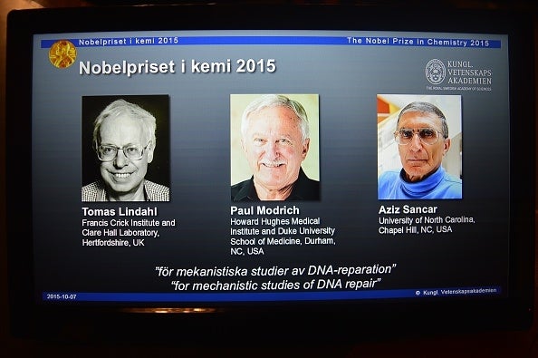 Tres investigadores comparten el Premio Nobel de Química por sus estudios sobre el ADN Tres investigadores comparten el Premio Nobel de Química por sus estudios sobre el ADN