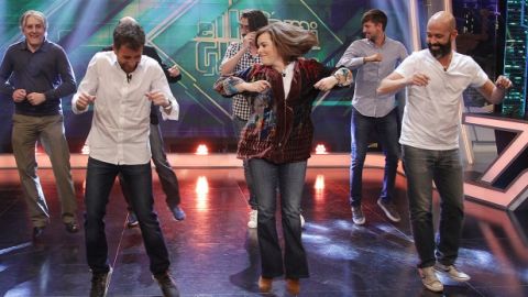 Soraya S&aacute;enz de Santamar&iacute;a bailando en El Hormiguero