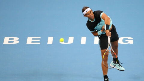 Nadal ejecuta un saque ante Vasek Pospisil