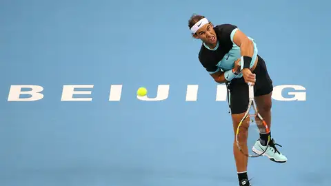 Nadal ejecuta un saque ante Vasek Pospisil Nadal ejecuta un saque ante Vasek Pospisil