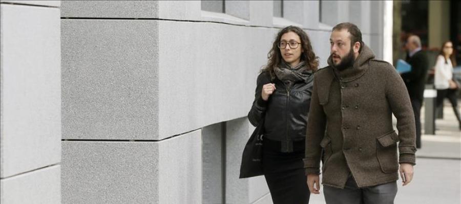 El edil de Ahora Madrid Guillermo Zapata (d), a su llegada a la Audiencia Nacional para declarar ante el juez Santiago Pedraz El edil de Ahora Madrid Guillermo Zapata (d), a su llegada a la Audiencia Nacional para declarar ante el juez Santiago Pedraz