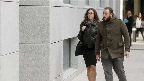 El edil de Ahora Madrid Guillermo Zapata (d), a su llegada a la Audiencia Nacional para declarar ante el juez Santiago Pedraz