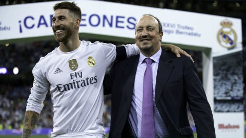 Sergio Ramos y Rafa Ben&iacute;tez se abrazan en el Trofeo Bernab&eacute;u