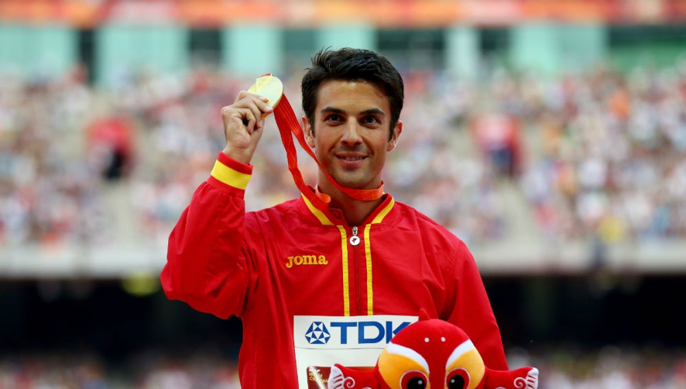 Miguel Ángel López celebra su medalla de oro